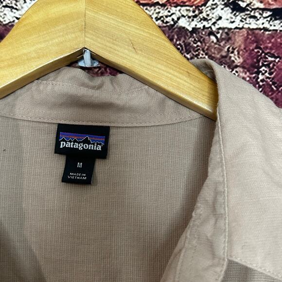 Women’s Patagonia button down - Picture 7 of 8